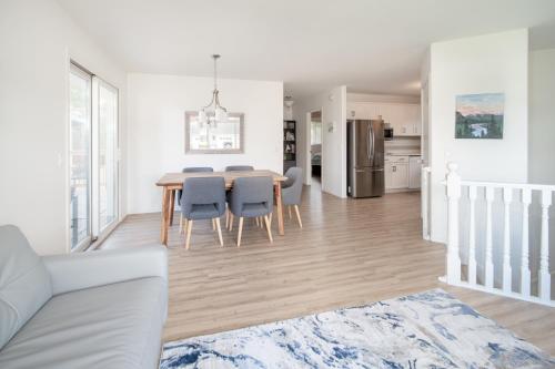 Kitchen, Bright & Convenient b/w 2 Parks in Steinbach (MB)