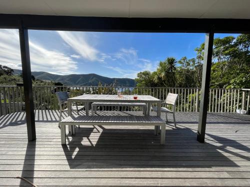 Picturesque Waikawa - Picton Holiday Home, Picton