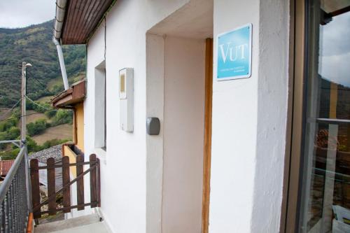 La casa'l cantirin in Pola de Lena