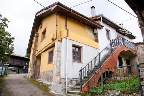La casa'l cantirin in Pola de Lena