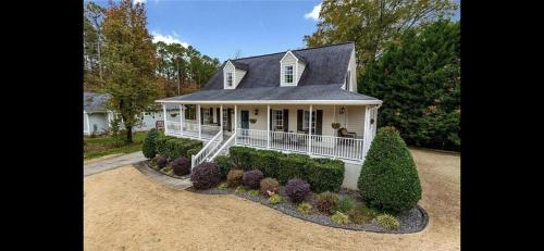 Family Lake House in Acworth, USA