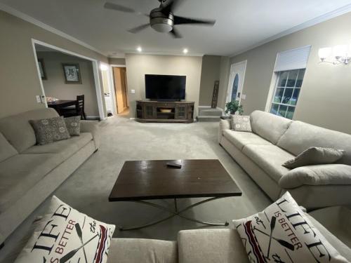 Family Lake House in Acworth, USA