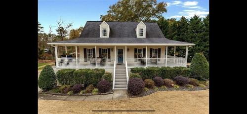 Family Lake House in Acworth, USA