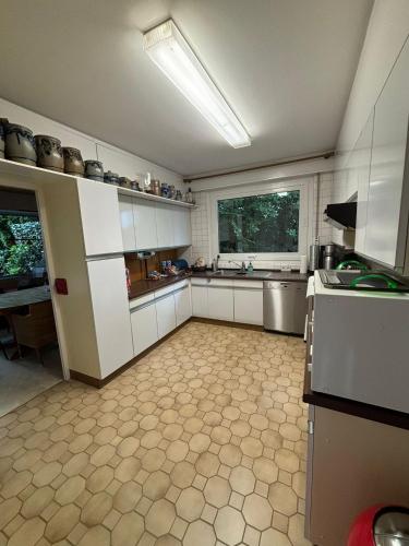 Kitchen, Großzugiges Architektenhaus in Kronberg in Kronberg im Taunus