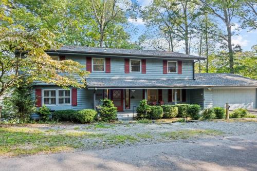 Charming Home with a Spacious Deck Near Lake Junaluska in Lake Junaluska, USA
