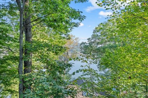 Charming Home with a Spacious Deck Near Lake Junaluska in Lake Junaluska, USA