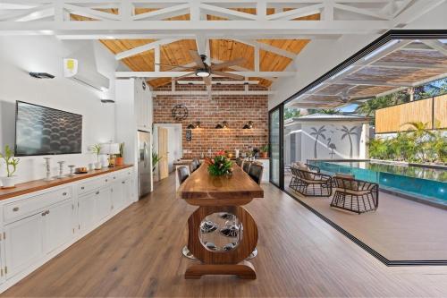 สระว่ายน้ำ, Swim-Through Glass Pool Villa, 5min Beach in พอเทรโร่