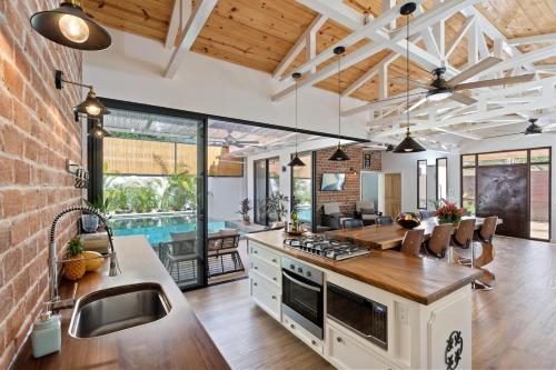 Swim-Through Glass Pool Villa, 5min Beach in พอเทรโร่