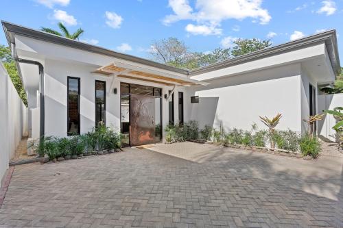 Beautiful New 3 BD Villa w - Pool