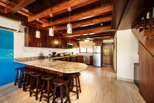 Seaside, 2-Min Beach Walk , Pool & Sunset Terrace in Playa Flamingo