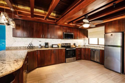 Seaside, 2-Min Beach Walk , Pool & Sunset Terrace in Playa Flamingo