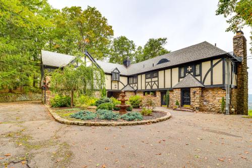 . Hot Tub and Mtn Views Expansive Hazleton Retreat