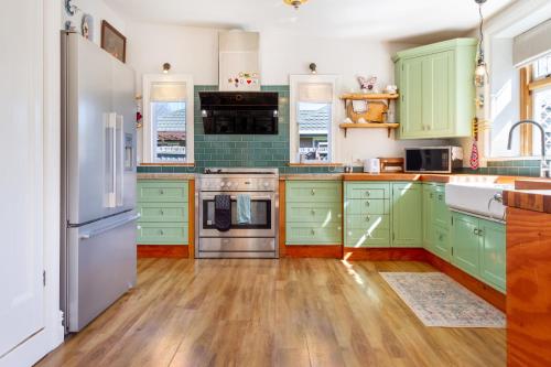 مطبخ, Charming 3-Bedroom Retreat in Phillpstown