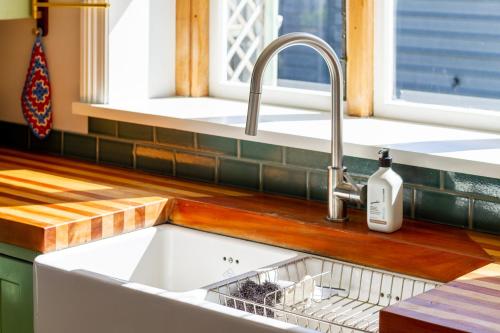 مطبخ, Charming 3-Bedroom Retreat in Phillpstown