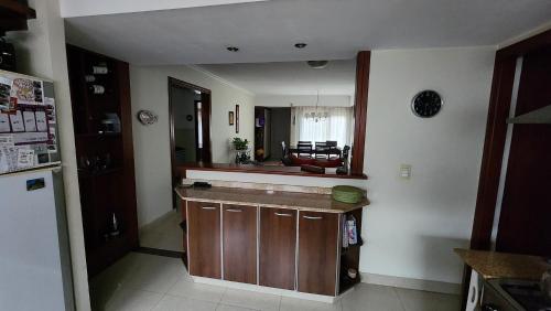 Cozinha, Casa familiar luminosa con cochera y parilla in Barrio Los Pinares