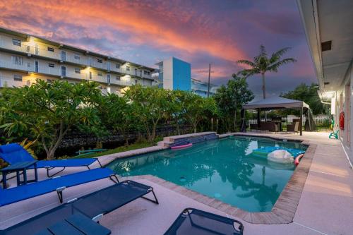 Exciting Private Pool House with free Wi-Fi, King Bed, Smart Tvs, and Massage Chair! And Christmas Decorations in Deerfield Beach, USA