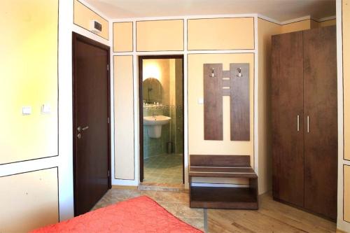 Twin Room image 2