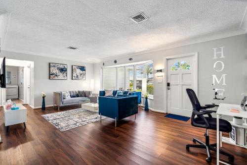 Exciting Private Pool House with free Wi-Fi, King Bed, Smart Tvs, and Massage Chair! And Christmas Decorations in Deerfield Beach, USA