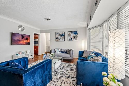 Exciting Private Pool House with free Wi-Fi, King Bed, Smart Tvs, and Massage Chair! And Christmas Decorations in Deerfield Beach, USA
