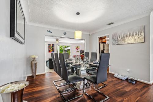 Exciting Private Pool House with free Wi-Fi, King Bed, Smart Tvs, and Massage Chair! And Christmas Decorations in Deerfield Beach, USA
