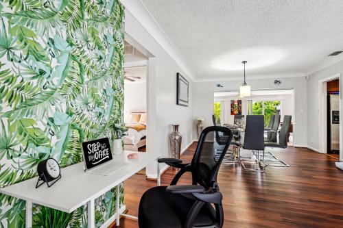 Exciting Private Pool House with free Wi-Fi, King Bed, Smart Tvs, and Massage Chair! And Christmas Decorations in Deerfield Beach, USA
