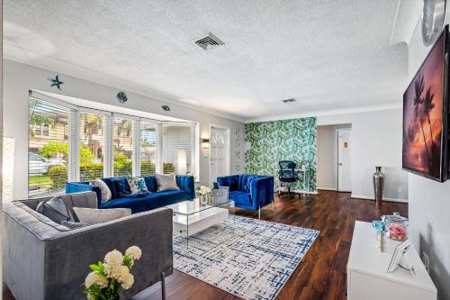 Exciting Private Pool House with free Wi-Fi, King Bed, Smart Tvs, and Massage Chair! And Christmas Decorations in Deerfield Beach, USA