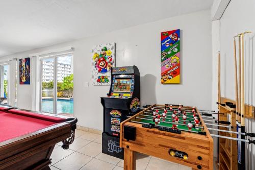 Exciting Private Pool House with free Wi-Fi, King Bed, Smart Tvs, and Massage Chair! And Christmas Decorations in Deerfield Beach, USA