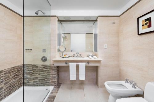 CLUB, Club lounge access, Guest room, 1 King, City view image 3