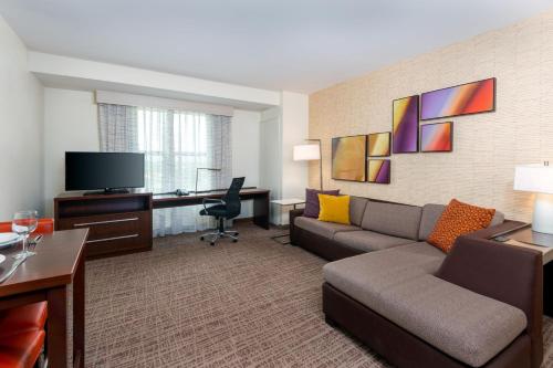 1 king bed, 1 sofa bed