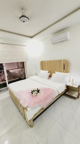 2 Bed Luxury Apartment Pool Gym Cinema - image 3
