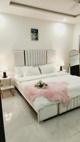 2 Bed Luxury Apartment Pool Gym Cinema - image 5