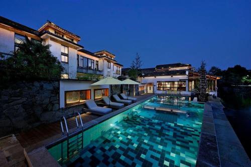 黟县无名初黑多白少酒店