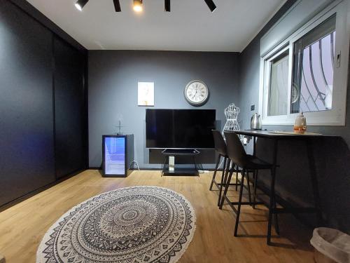 Shared lounge/TV area, stylish apartment by the SEA in Ashdod