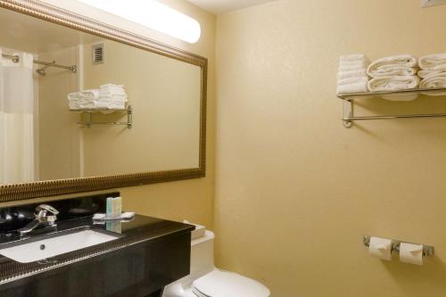 Clarion Inn & Suites Miami International Airport - image 7