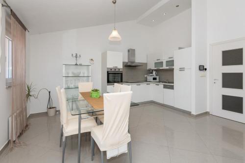 Villa Bianca with private pool in Gornji Vinjani
