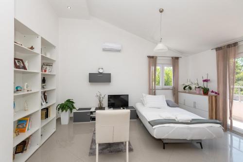Villa Bianca with private pool in Gornji Vinjani