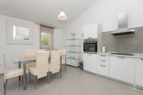 Villa Bianca with private pool in Gornji Vinjani