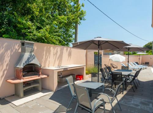 Villa Bianca with private pool in Gornji Vinjani