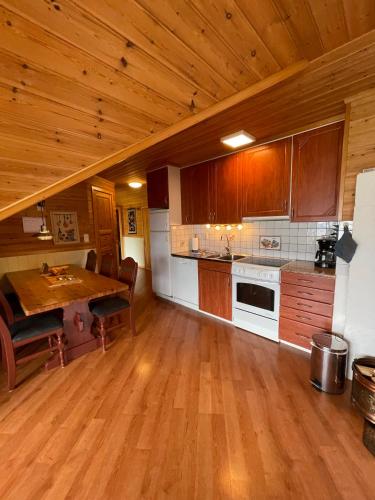 Cocina, Seaside 3-bedroom Holiday home in Balestrand