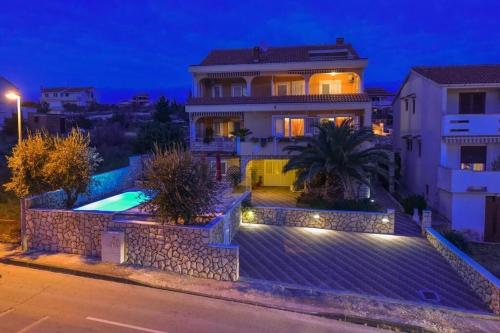 Entrada, Apartment and Room Cherry in Novalja