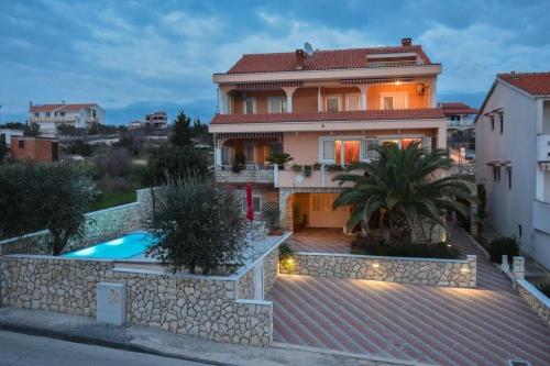 Entrada, Apartment and Room Cherry in Novalja