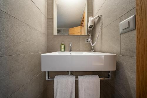 Double or Twin Room image 6