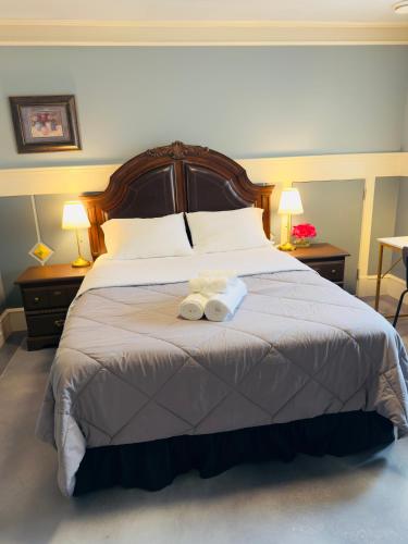 Unitrip Queen bed ll in Richmond, Canada