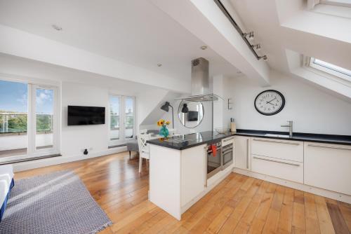 Stunning Penthouse Apartment - Sea view - Plymouth - Parking - By Habita Property