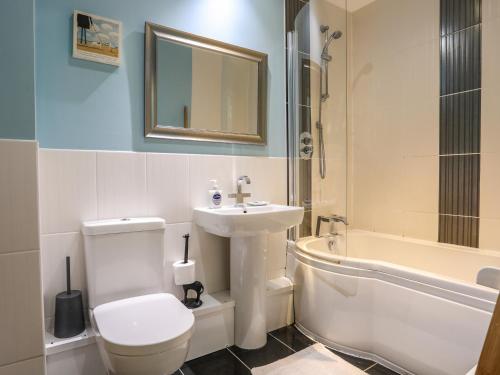 Tides Reach Rhosneigr - image 4