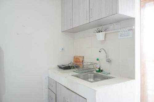kuhinja, Warm and Tidy Studio at Cinere Resort Apartment By Travelio in Sukmajaya