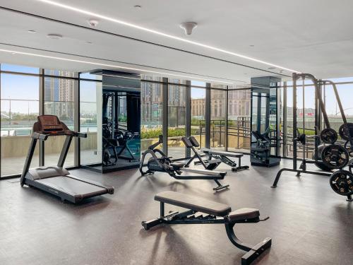 Elegant One-Bedroom Apartment At Missoni Tower with Balcony & Canal Views, Dubaj (zdjęcie 4)