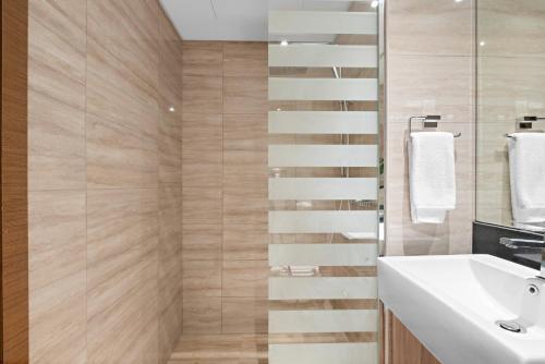 Elegant One-Bedroom Apartment At Missoni Tower with Balcony & Canal Views, Dubaj (zdjęcie 5)