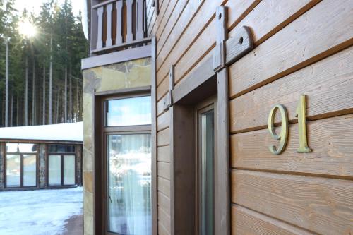 Pohled zvenku, Shale Anemona in Bukovel