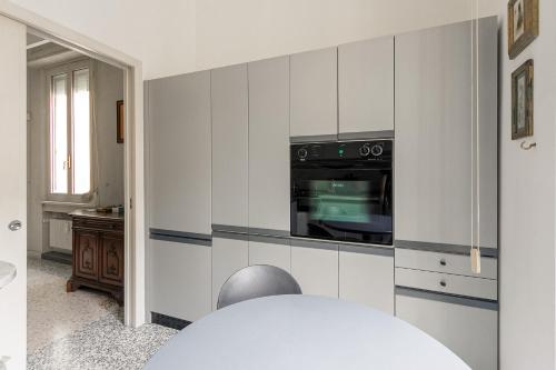 Deluxe Apartment room in HomyCare Stylish apartment with jacuzzi & balcony steps from Duomo